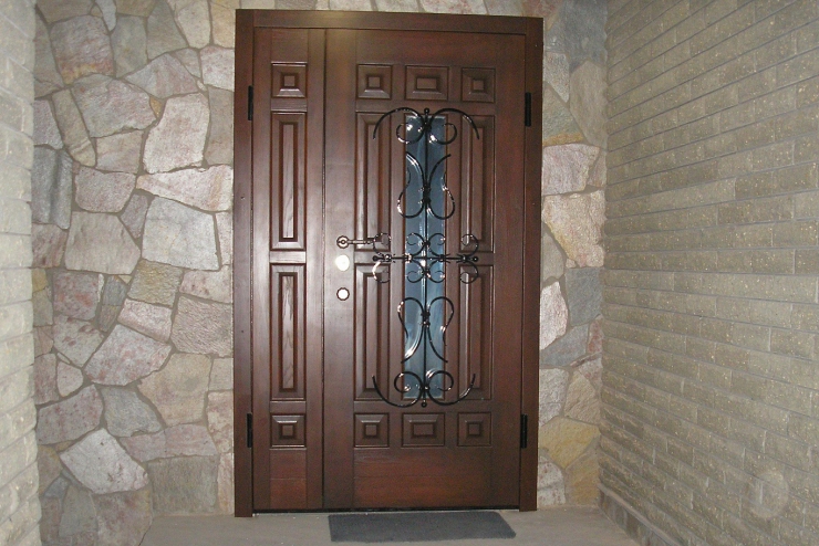 Нестандартные металлические двери для квартир, частных домов и нежилых построек 